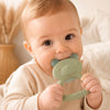 Bébé mordillant un anneau de dentition ourson apaisant en silicone - Bébé Lova