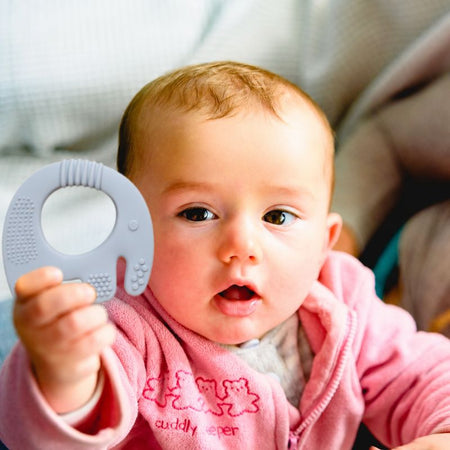 Bébé tenant un anneau de dentition éléphant gris en silicone alimentaire - Bébé Lova