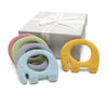 Anneaux de dentition éléphant en silicone présentés avec coffret cadeau argenté - Bébé Lova