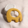 Anneau de dentition éléphant jaune pastel en silicone posé sur tissu doux - Bébé Lova