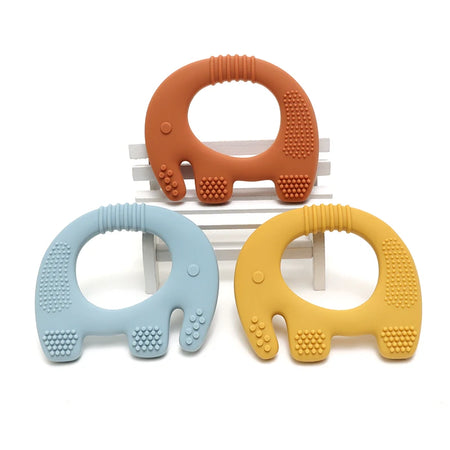 Trio d’anneaux de dentition éléphant bleu jaune et terracotta sur support blanc - Bébé Lova