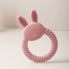 Anneau de dentition lapin rose en silicone sensoriel adapté aux petites mains - Bébé Lova