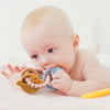 Bébé utilisant un bracelet de dentition sensoriel en silicone et bois pour soulager les gencives - Bébé Lova