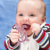 Bébé utilisant un anneau de dentition tortue en silicone rose pastel - Bébé Lova
