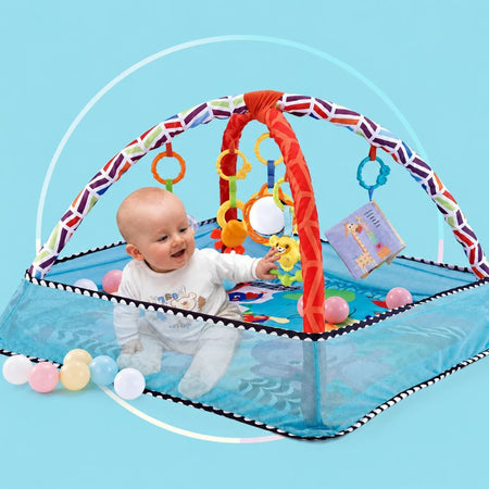 Bébé assis dans une arche d’éveil avec tapis d’activités et balles colorées - Bébé Lova