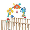 Arche musicale colorée fixée sur un berceau en bois avec miroir et jouets d’éveil - Bébé Lova