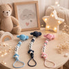 Collection d’attaches sucettes personnalisées dans une décoration de chambre bébé chaleureuse - Bébé Lova