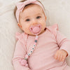 Bébé fille avec attache sucette personnalisée prénom Emma en silicone rose pastel - Bébé Lova