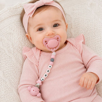 Bébé fille avec attache sucette personnalisée prénom Emma en silicone rose pastel - Bébé Lova