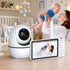 Babyphone vidéo avec caméra orientable et maman portant son bébé dans une chambre d’enfant chaleureuse - Bébé Lova