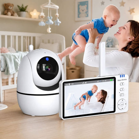 Babyphone vidéo avec caméra orientable et maman portant son bébé dans une chambre d’enfant chaleureuse - Bébé Lova