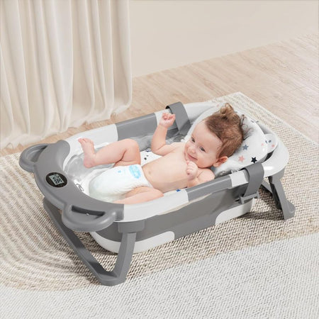 Bébé allongé dans une baignoire pliable avec thermomètre intégré et coussin de bain confortable - Bébé Lova