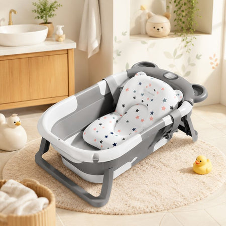 Baignoire bébé pliable grise avec coussin étoilé dans une salle de bain moderne - Bébé Lova