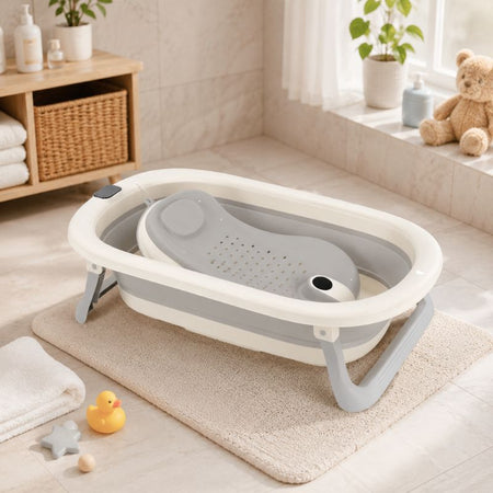 Baignoire bébé pliable avec coussin ergonomique dans une salle de bain bébé moderne - Bébé Lova