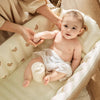 Bébé assis dans une baignoire gonflable avec soutien ergonomique et fond rembourré - Bébé Lova