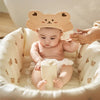Bébé portant un bonnet ours dans une baignoire gonflable décorée de motifs oursons - Bébé Lova