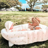 Deux bébés installés dans une baignoire gonflable pliable lors d’une sortie au parc - Bébé Lova