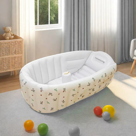 Baignoire gonflable bébé pliable avec motifs animaux dans une chambre lumineuse - Bébé Lova
