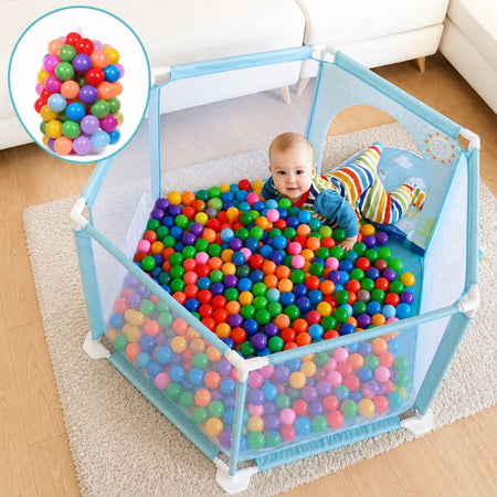 Bébé jouant dans un parc rempli de balles multicolores avec sachet en filet - Bébé Lova