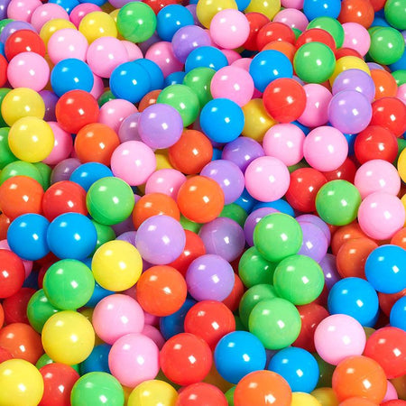 Gros plan de balles multicolores brillantes pour parc bébé - Bébé Lova