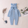 Barboteuse bébé tricot bleu à capuche posée à plat avec fleurs séchées et coton - Bébé Lova