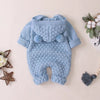 Vue de dos de la barboteuse bébé tricot bleu avec capuche à pompons d'ourson - Bébé Lova
