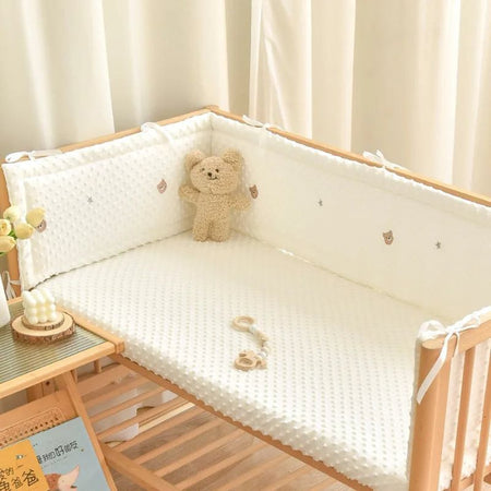 Tour de lit bébé blanc avec attaches sécurisées et motif étoiles dans lit en bois naturel - Bébé Lova
