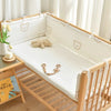 Tour de lit bébé blanc avec motifs ours linéaires et attaches de sécurité sur lit bois - Bébé Lova