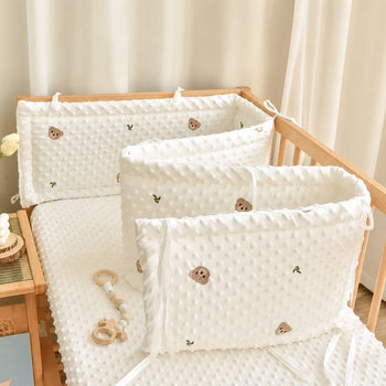 Tour de lit bébé blanc à relief minky avec motifs oursons et texture douce anti-choc - Bébé Lova
