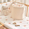 Tour de lit bébé motif renard rose avec protection matelassée et texture relief douce - Bébé Lova
