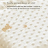 Gros plan sur la texture pompon douce et relief sensoriel du tour de lit bébé en coton - Bébé Lova