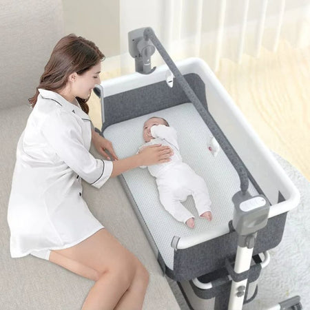 Berceau électrique SmartCrib lifestyle maman canapé bébé biberon cododo - Bébé Lova