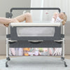 Berceau électrique SmartCrib gris rangement jouets jambes croisées lifestyle - Bébé Lova