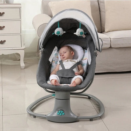 Bébé endormi paisiblement dans une balancelle électrique avec canopy protecteur - Bébé Lova