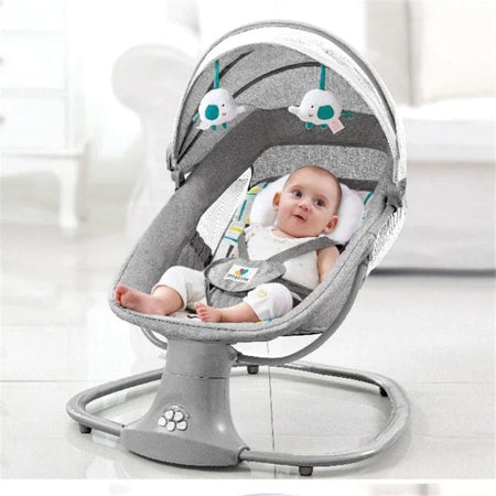 Bébé installé confortablement dans une balancelle électrique évolutive avec canopy - Bébé Lova