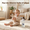Bébé utilisant le biberon mains libres TriFlow tout en jouant avec une peluche dans le salon - Bébé Lova