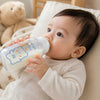 Bébé utilisant un biberon ourson 350 ml sans BPA au design kawaii - Bébé Lova