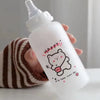 Gros plan sur un biberon bébé ourson avec tétine silicone souple - Bébé Lova