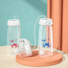 Deux coloris du biberon mains libres pour bébé présentés sur support pastel moderne - Bébé Lova