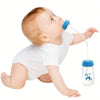 Bébé à quatre pattes buvant avec le biberon mains libres à paille flexible bleu - Bébé Lova