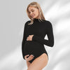 Femme enceinte portant un body noir extensible confortable avec col montant - Bébé Lova