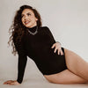 Femme enceinte souriante portant un body noir manches longues élégant - Bébé Lova