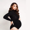 Future maman élégante portant un body noir ajusté mettant en valeur le ventre de grossesse - Bébé Lova