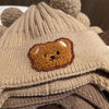 Gros plan sur la broderie ourson du bonnet bébé en maille chaude - Bébé Lova