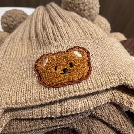 Gros plan sur la broderie ourson du bonnet bébé en maille chaude - Bébé Lova