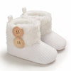 Paire de bottines bébé blanches en maille avec fausse fourrure et deux boutons en bois - Bébé Lova