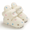 Paire de bottines bébé blanches en polaire à petits cœurs brodés colorés - Bébé Lova