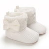 Paire de bottines bébé blanches en maille avec col de fausse fourrure et nœud - Bébé Lova