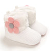 Paire de bottines bébé blanches en maille décorées d'une fleur rose et fausse fourrure - Bébé Lova