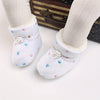 Jambes de bébé portant des bottines fourrées blanches à petits cœurs colorés - Bébé Lova